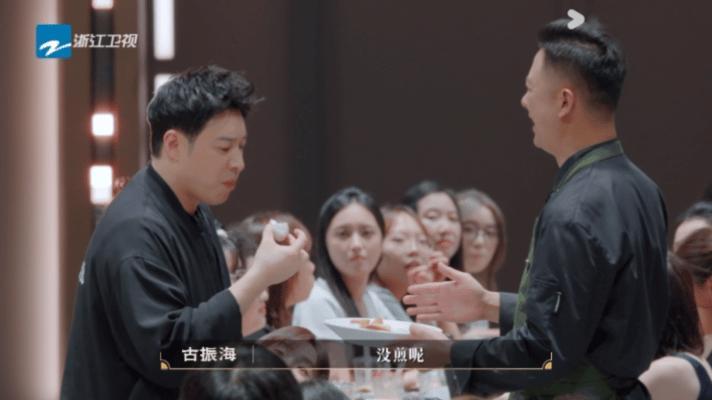 张艺凡你怎么不拦着潘玮柏百厨大战干饭人的本能藏不住，潘玮柏眼里只有无米粿，完全忽