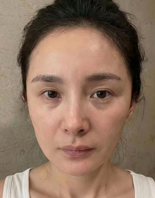 杨幂大方晒出自己的素颜照，作为明星晒素颜照还是挺让人佩服的。

见惯了娱乐圈里明