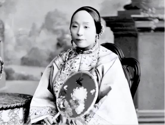 1881年，71岁的左宗棠迎娶17岁的宫女章怡。行过结婚之礼，宾客都很识趣地散了