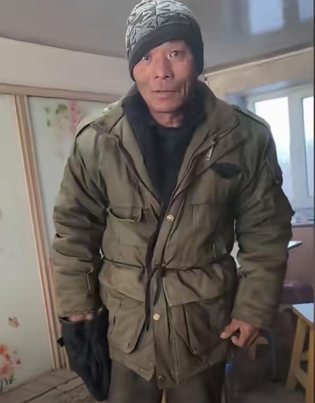 最近吉林有个老大爷挺拼的，看见个可疑的人反复盯了好长时间，最后确定是网上追逃的犯