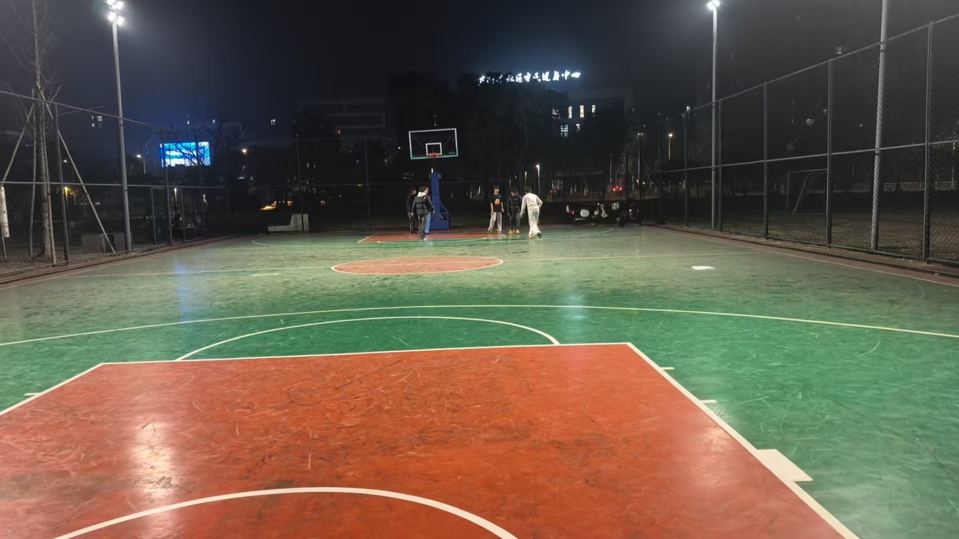 打球的时候真的很舒服，忘记一切，尽情奔跑，所有压力抛诸脑后。建议大家一定要找一个