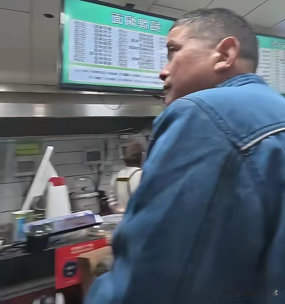 江苏一餐厅老板凌晨下班，正准备锁门时，看到门口蜷缩着一个女孩，便上前询问是怎么回