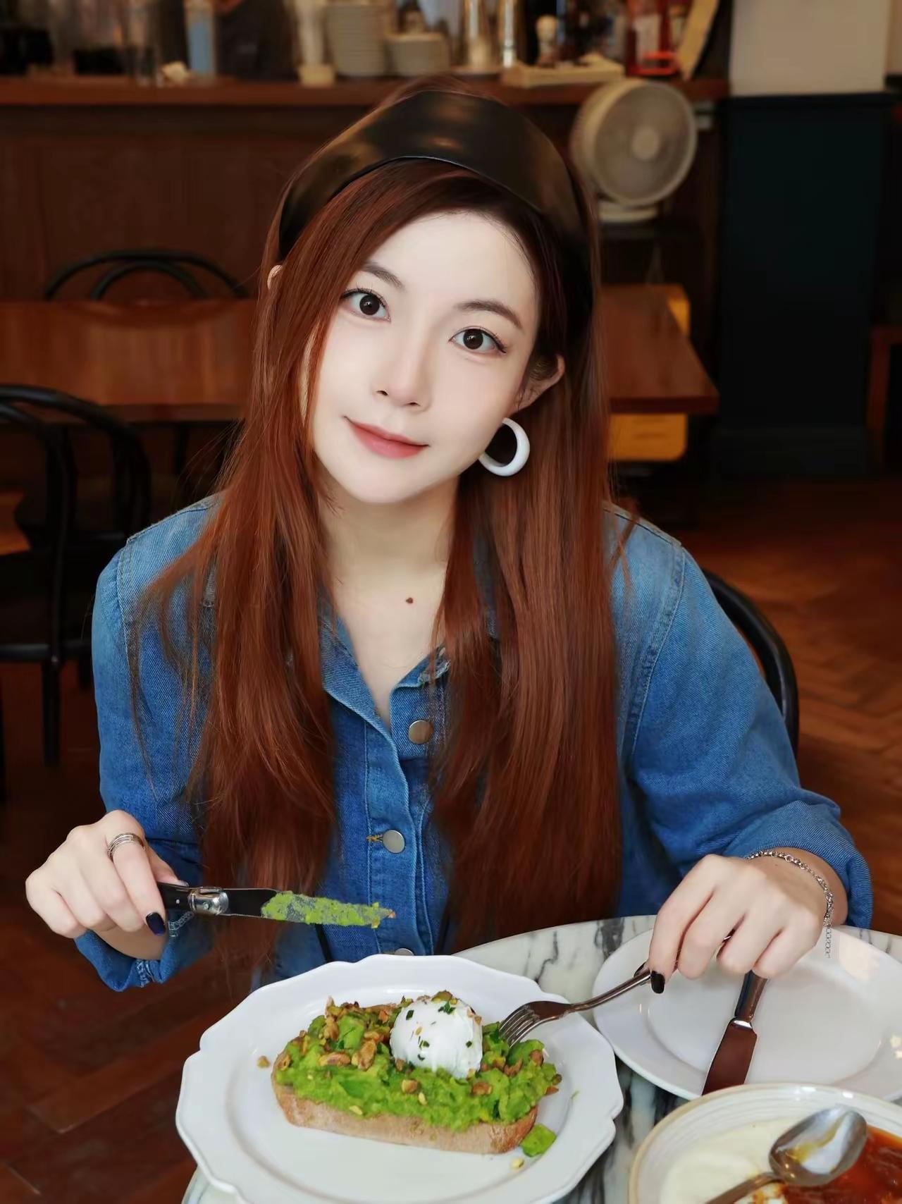 对联
上联：[作揖][作揖][作揖]；
下联：牛排。