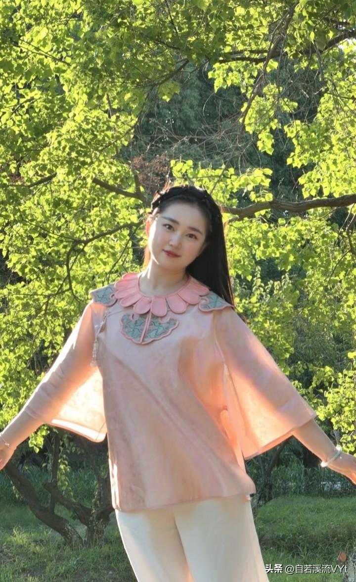 塞鸿秋·林间雅影
 
柔衫浅染桃花色，云林漫洒晴光落。
临风舒展从容乐，明眸含尽