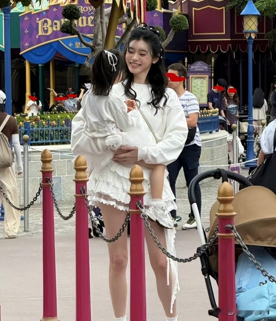 36岁的奚梦瑶，刚在社交媒体晒出了与二胎小公主亲子照片，真的太有爱了。178的身