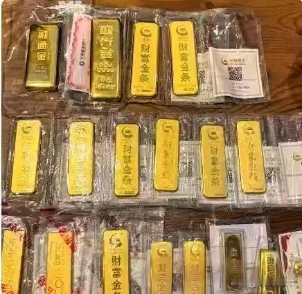 大量持有黄金的人，
这会估计做梦都要笑醒了。

8月22日，黄金从凌晨一点的时候