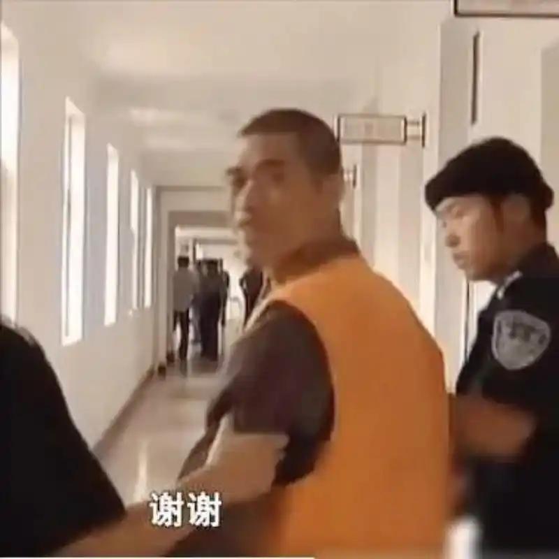 最后的会面时间很短，老母亲哭得浑身发抖，张顺兴反倒努力稳住情绪，轻声宽慰母亲。在