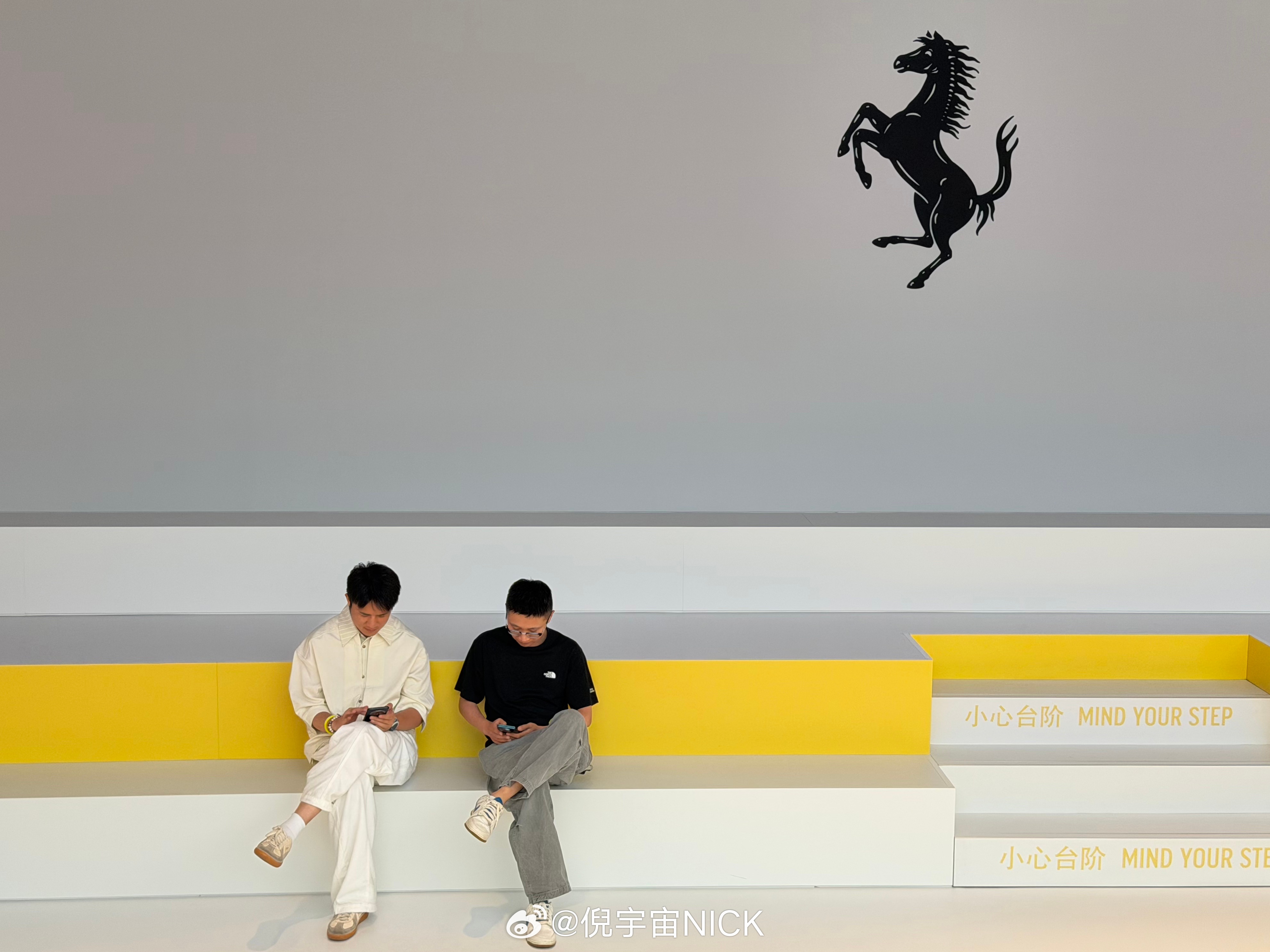 问：法拉利发布会结束了 你们咋还坐着？ 答：在下单啊。LUCE 才398.8万起