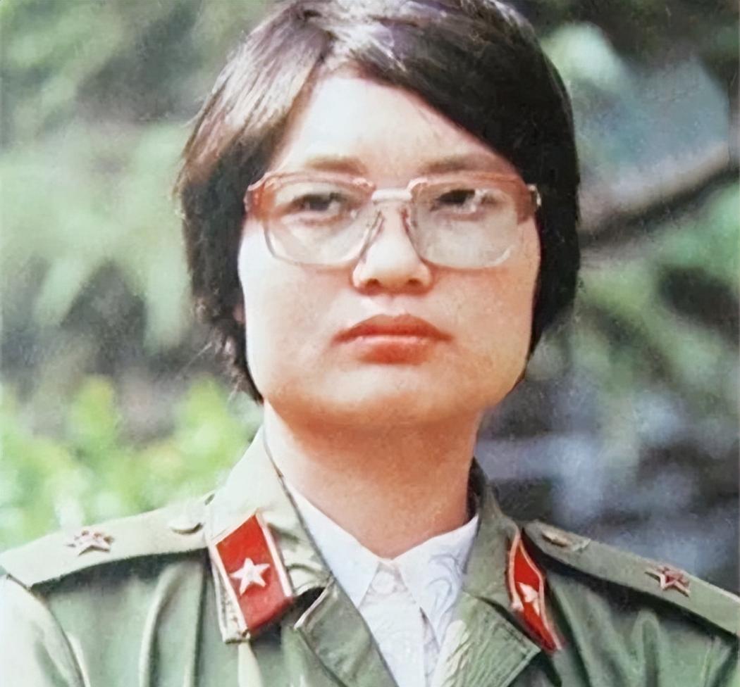 1986年，一个女医生被哨兵拦住，要求出示通行证，没想到，她直接掏出一颗手榴弹：