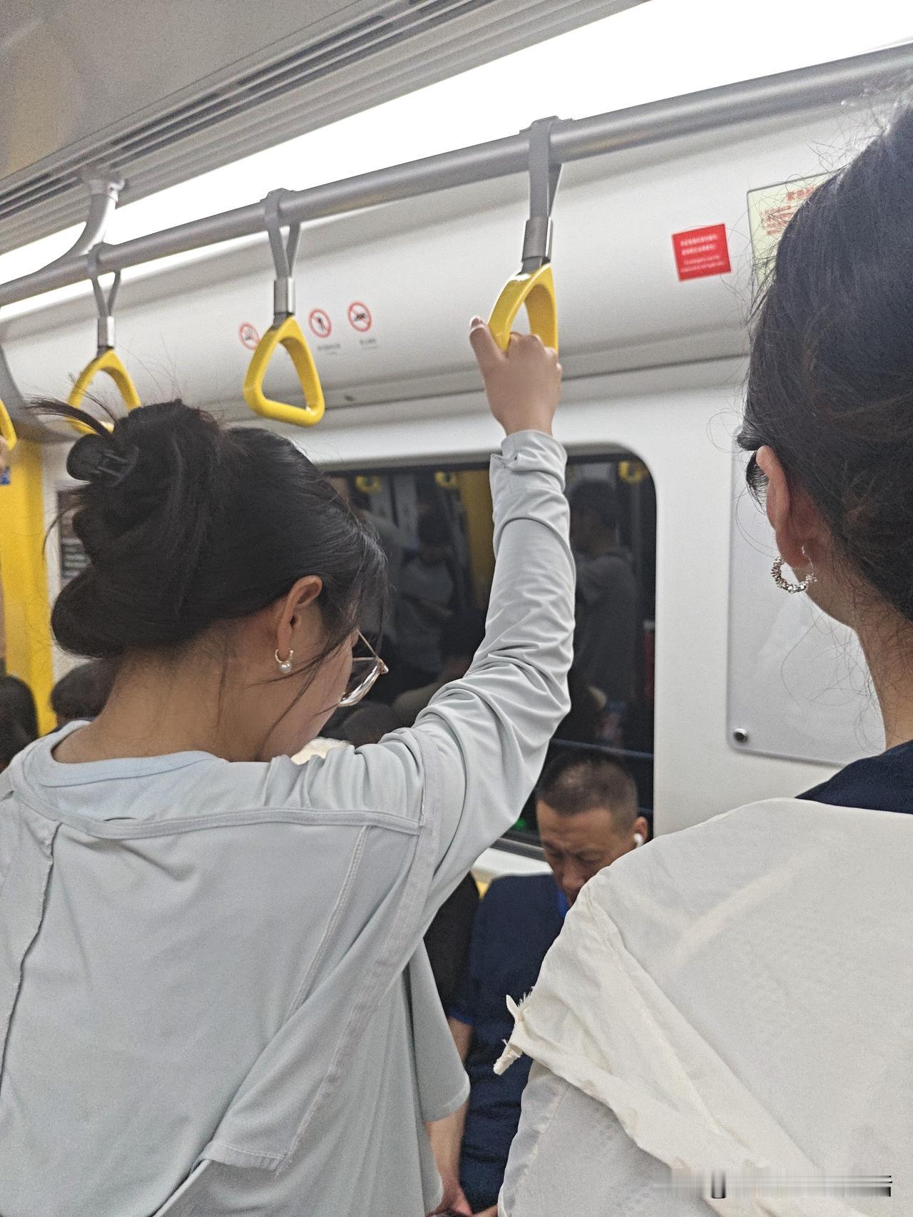 最近坐青岛地铁发现个有意思的事儿，特意来问问大家。

我从海游路上车，转车到劲松