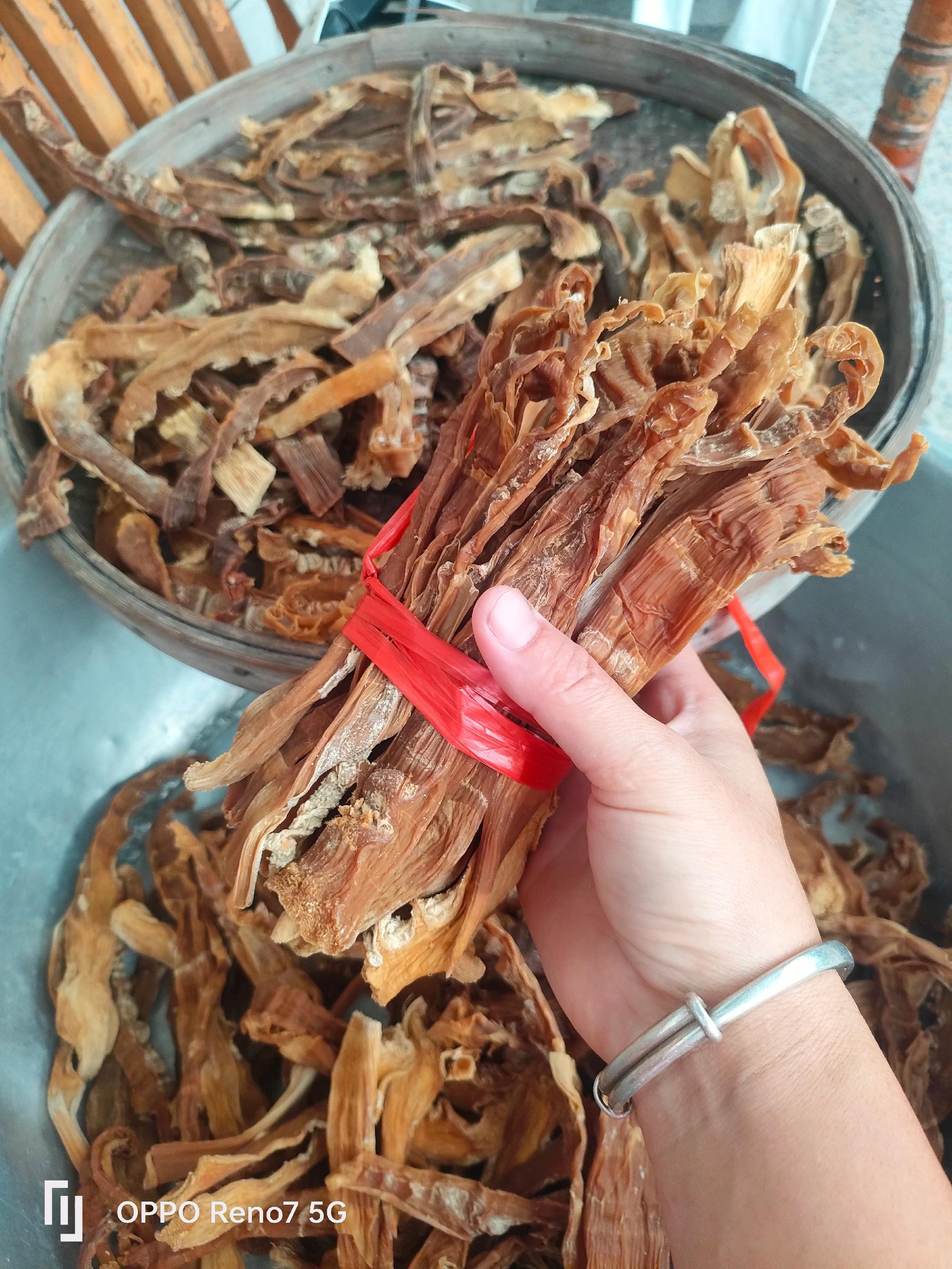 这运气还是挺好的。看着今天火辣辣的天气，晚上把大肉芥菜种了，第二天就下台风雨了。