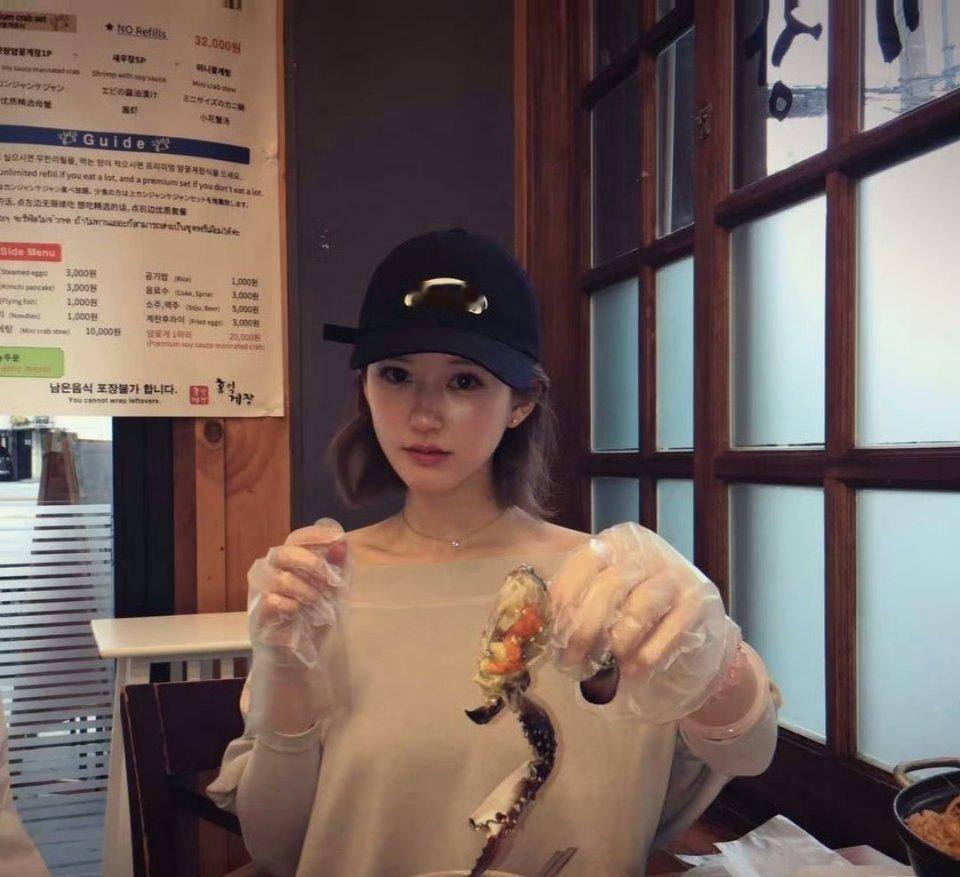 赵露思在🍠找狗，还发了张自拍。。。。。。 ​​​