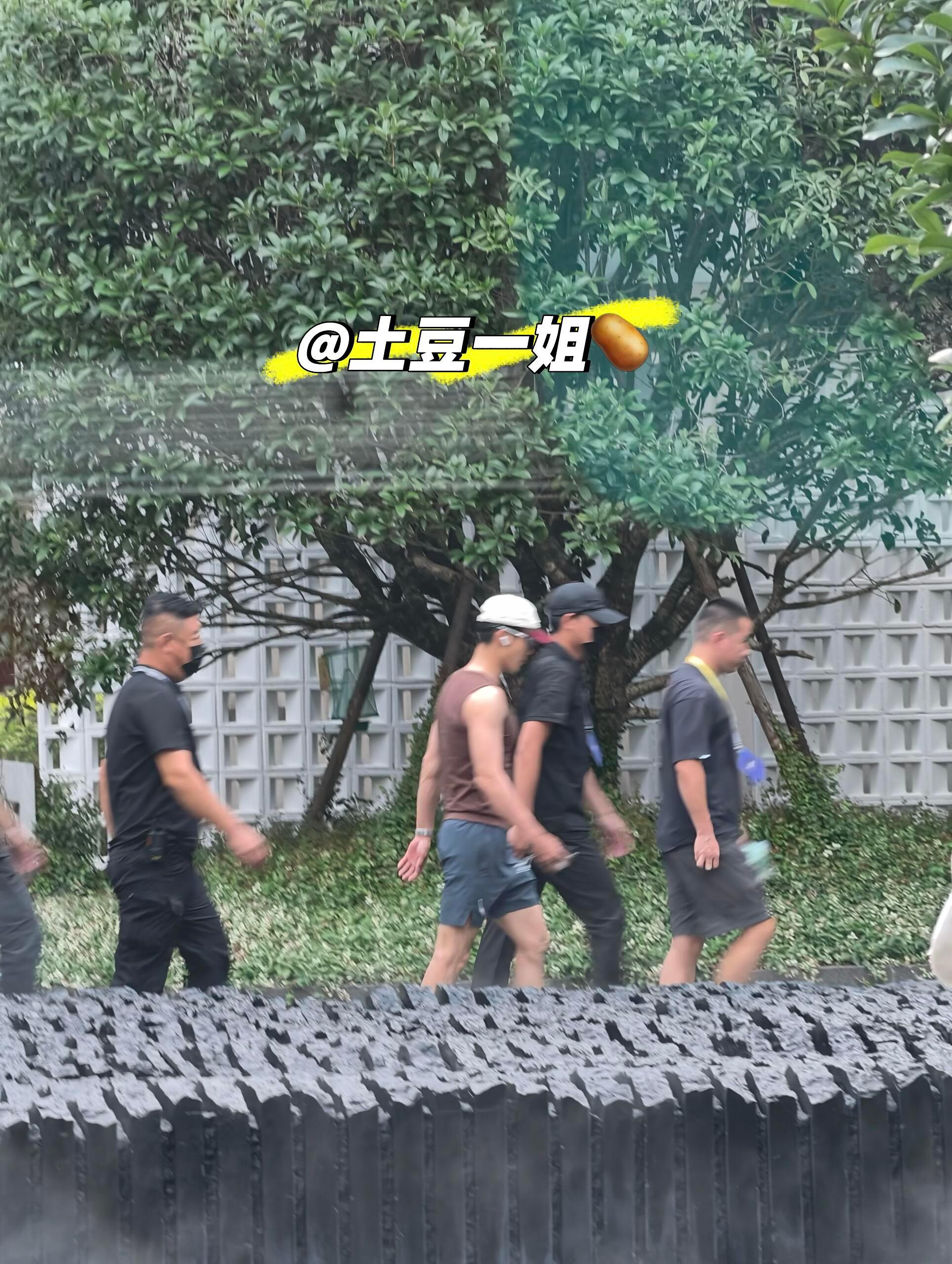 嘉兴偶遇于适 网友在嘉兴偶遇了于适！[开学季]无袖背心短裤身材不要太好了吧[色]