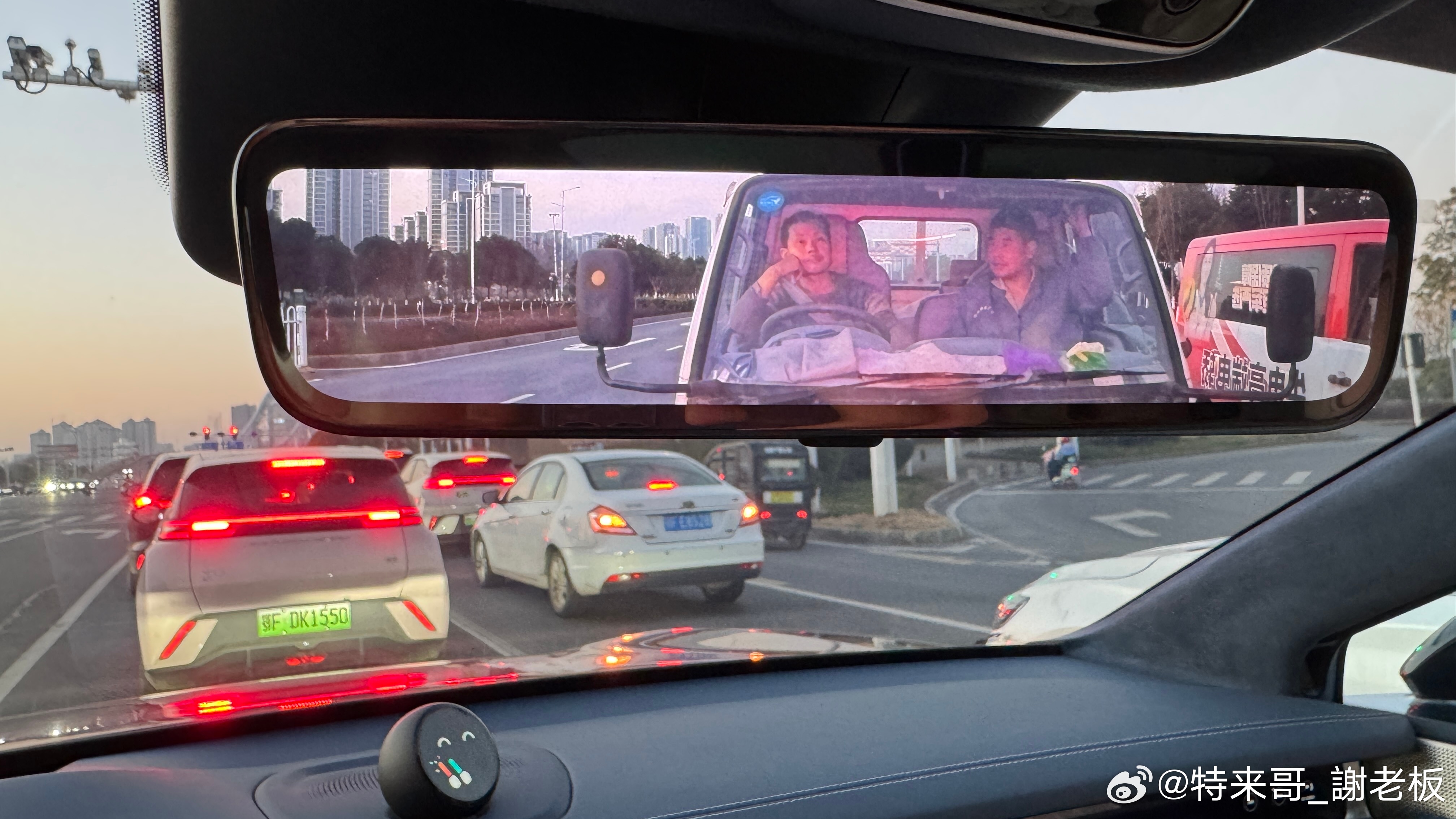 流媒体后视镜看后车，就像看电影特来哥大v聊车