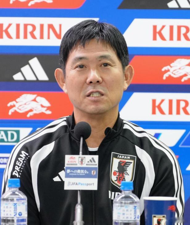 日本队 日本队主教练森保一表示，与乌拉圭的比赛，首发优先考虑周一之前到达的球员。