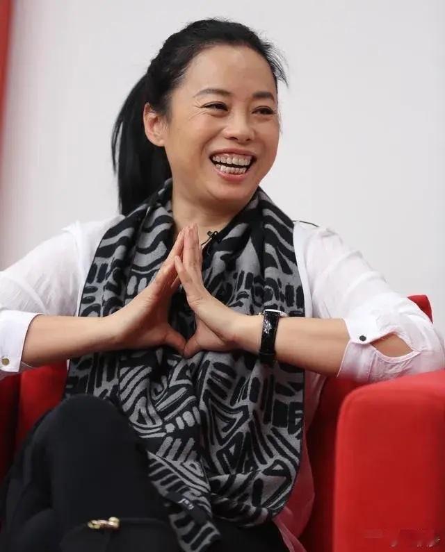 以前的黄绮珊对比现在的黄绮珊竟瘦的跟金晨差不多了，究竟是怎么做到黄妈变黄姐了，变