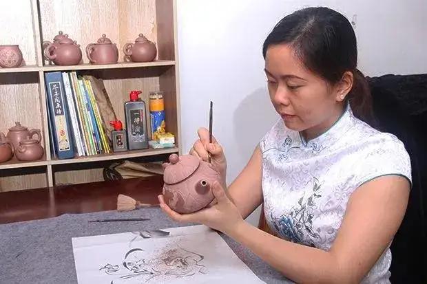 1982年，在秦城的毛远新终于见到了女儿。然而，当他想拥抱女儿时，女儿却抗拒地躲