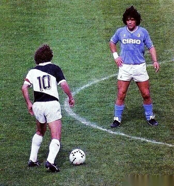 我总会翻到这张老照片。
目光绕过老马那张扬的脸，定格在他身后那个10号背影上，济