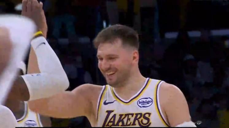 灰熊111比118不敌湖人，东契奇狂砍36分9板8助攻，关键时刻连续两记三分锁定