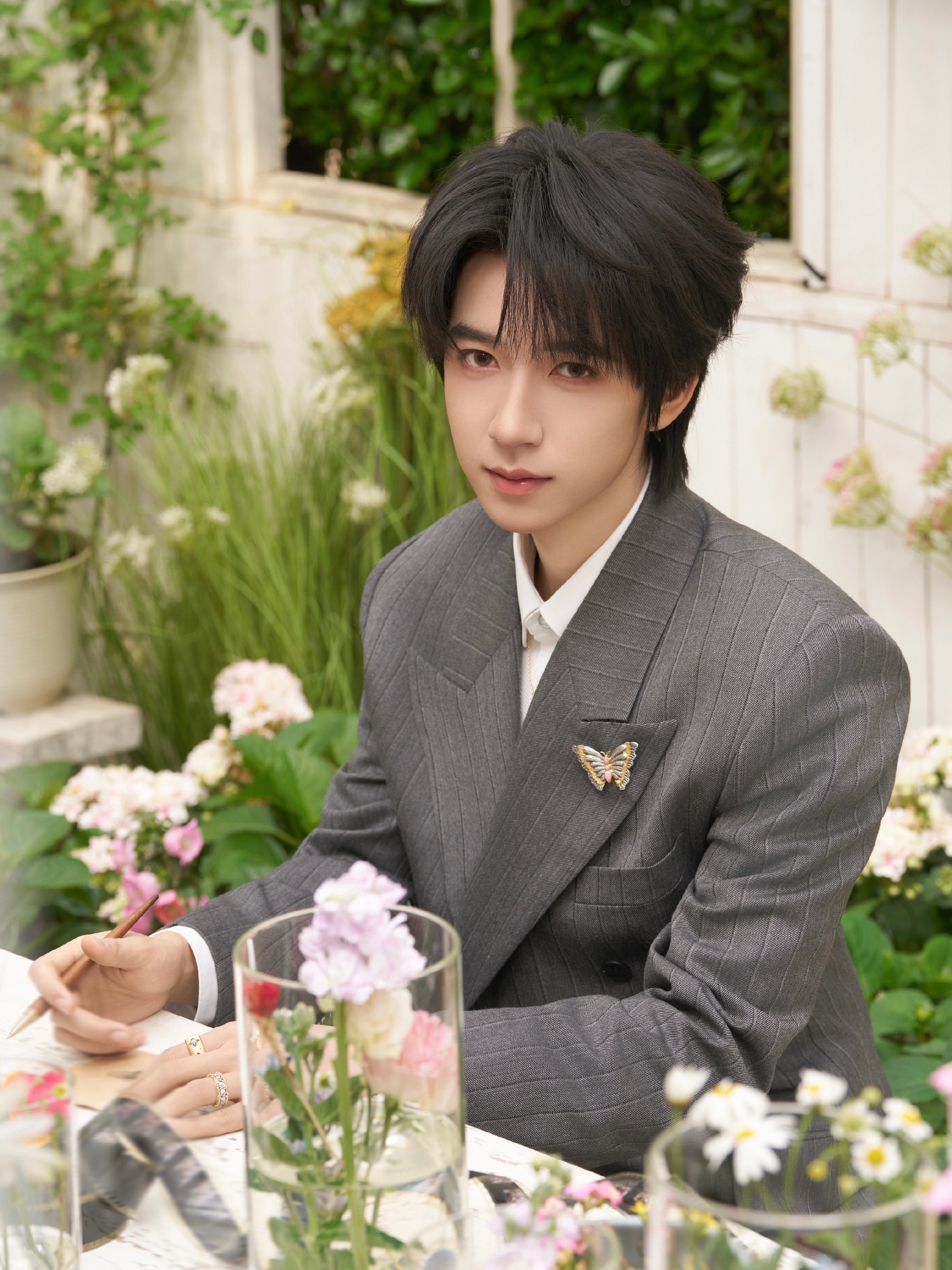 北京国际电影节明星珠宝、腕表分享：贺峻霖in Buccellati 珠宝于适 i