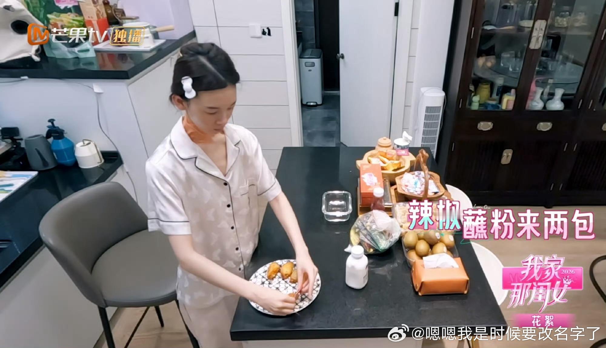 陈瑶早饭就吃辣椒陈瑶这早饭每一口都离不开辣椒，连清淡的早餐都能全蘸辣，不愧是地道