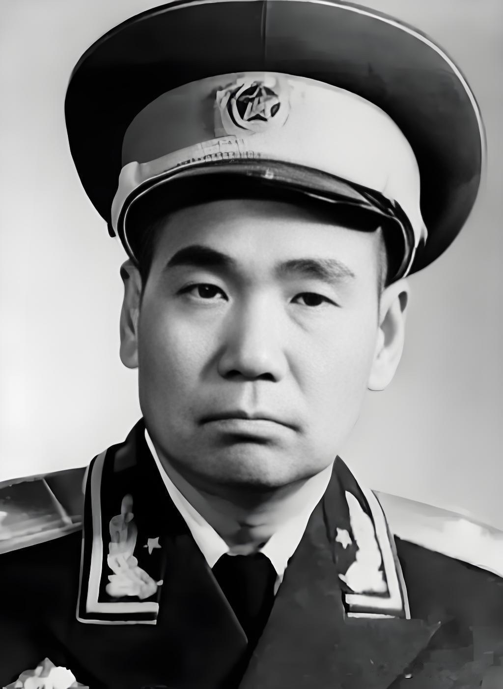 他是开国少将。31岁参加宁都起义，45岁任翼南军三分区政治部主任。50岁任华北军