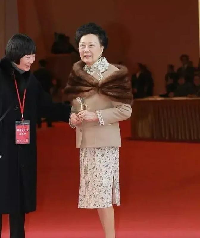 汪明荃一句“利太是我人生楷模”，把96岁的利陆雁群重新推上热搜。
我扒了下旧报，