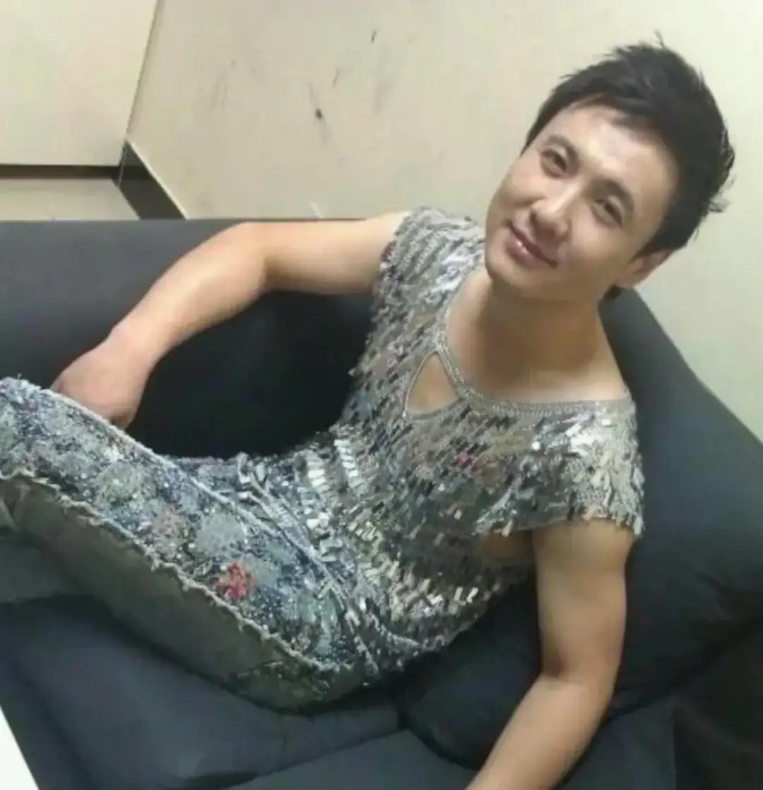 沈腾最近曝出很多奇奇怪怪的照片，有人怀疑是不是他QQ空间被盗了。但是腾讯QQ发文