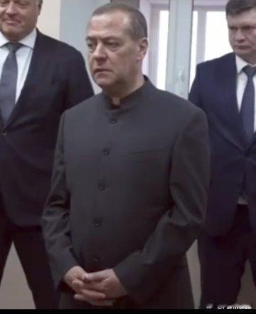 杰夫继续嘲讽美国特朗普总统杰夫表示，特朗普想成为像普那样的人。俄人无疑对格陵兰问