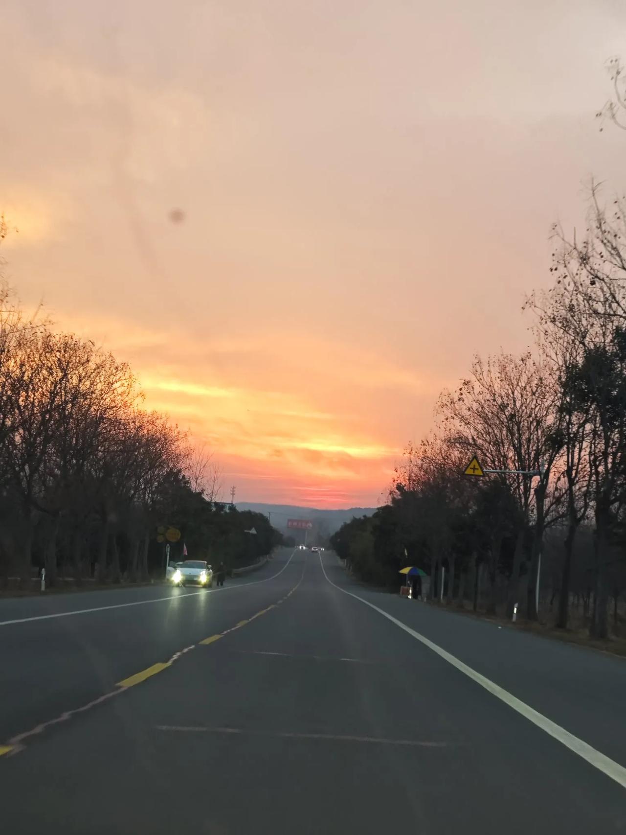 夕阳西下，静谧的乡间小路，岁月静好