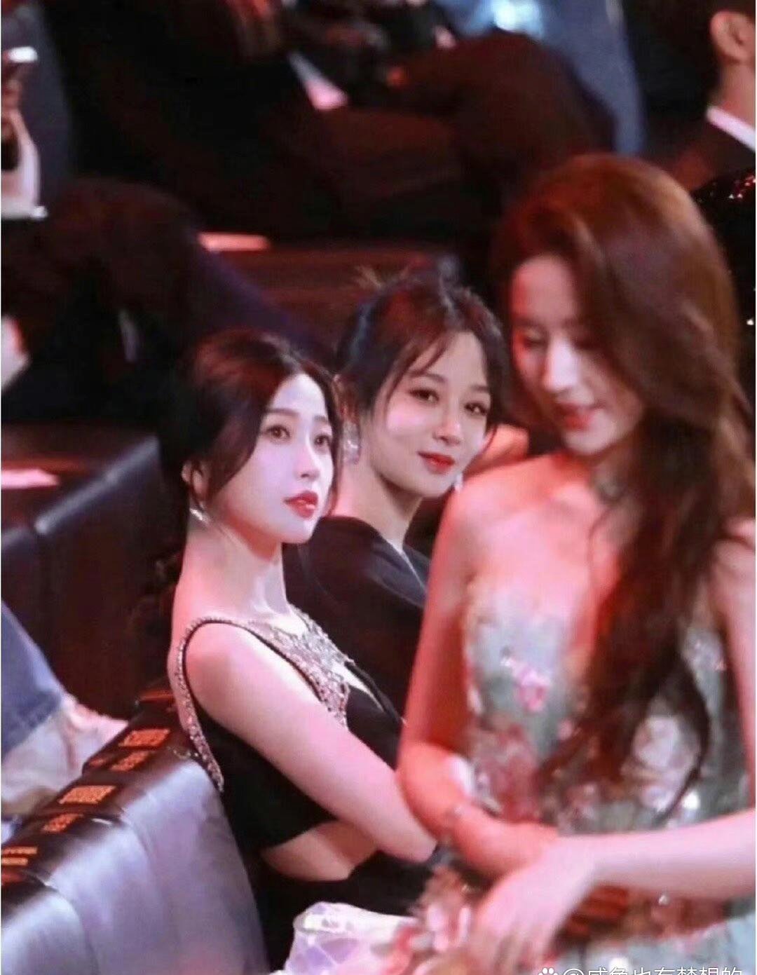 杨紫看刘亦菲的眼神是喜欢，虞书欣看刘亦菲的眼神是羡慕。这张图的含义太多 ​​​