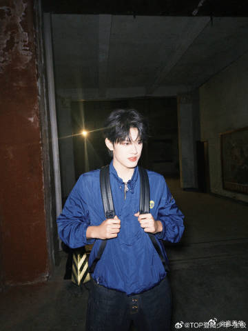 赵丽颖站姐发了张极非常感激赵丽颖老师站姐的关注，张极这位05后男歌手的才华引人注