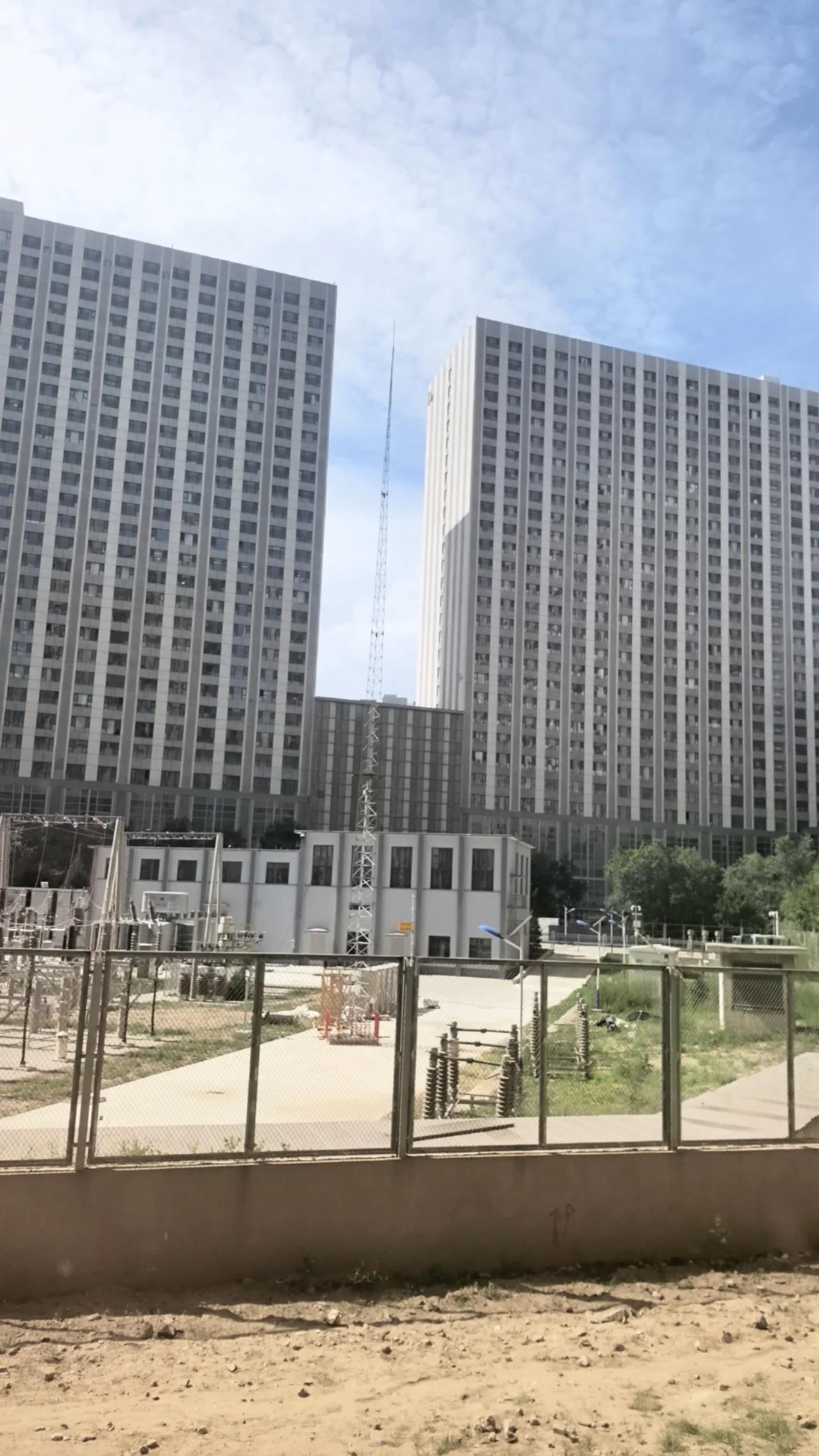 今天上午，和朋友来到呼和浩特市新城区的一个小区门口，在房地产中介的陪同下，看了这