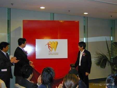 很多人不知道，周星驰早在2002年就担任过中国女足形象大使。
 
如今他拍出《功