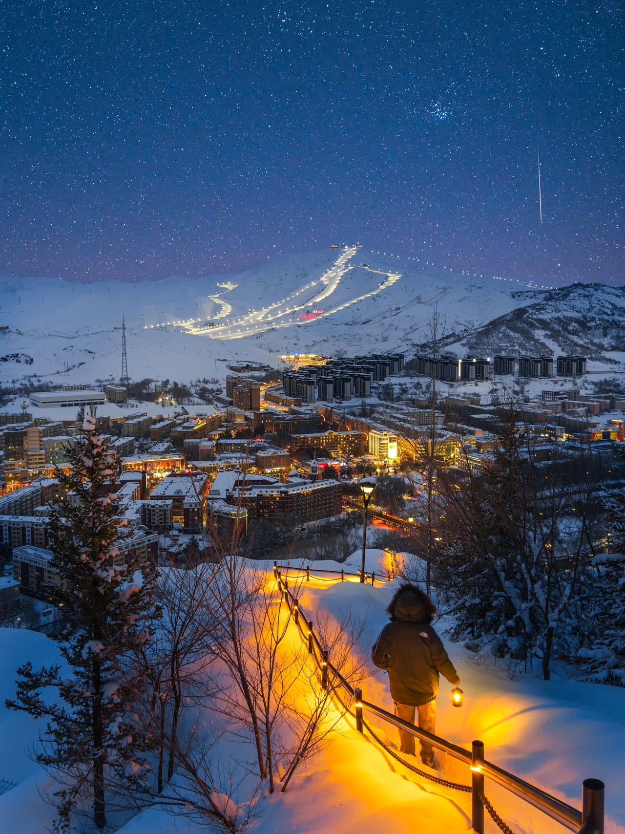 美丽的阿勒泰雪山，帅气的男神吴彦祖！这组合太犯规了。 别人帅一阵，他帅一辈子，这