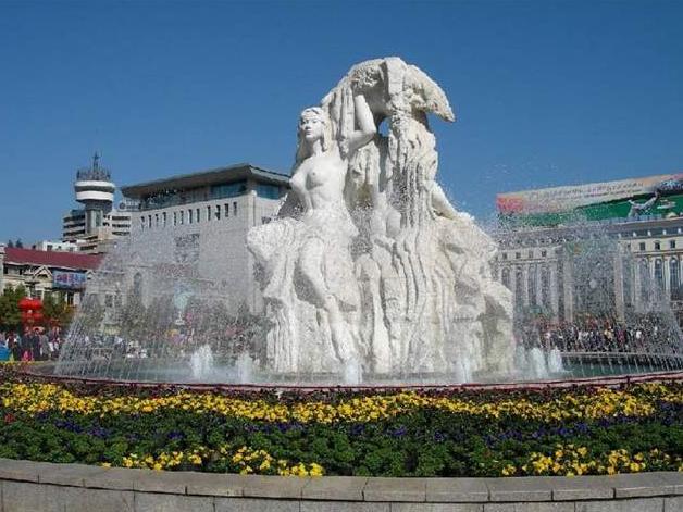 在云南曲靖市中心，珠江源广场上的三江女神雕塑，已然成为深深烙印在当地人记忆中的城