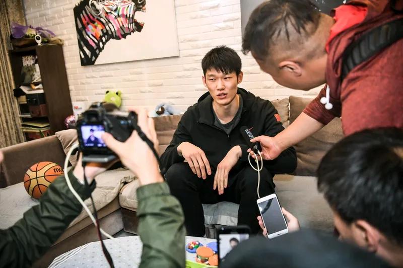 郭土强带辽宁队有接君助教，韩德君，李晓旭进步迅速，接君走了辽蓝内线成长缓慢，看看