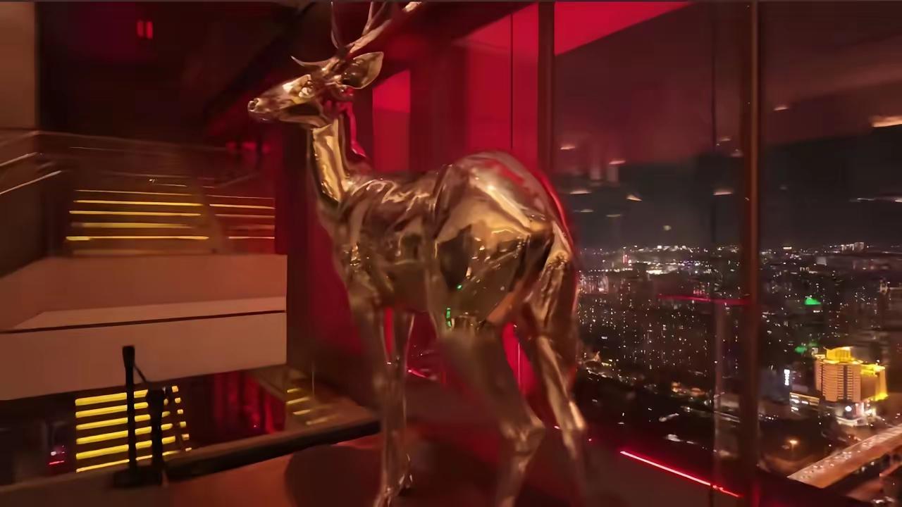 老百姓家一般摆件也就花瓶什么的了，人家富豪家里摆的是一个一米多高的大金鹿，纯金做