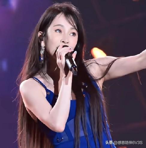 点开照片我愣了：这是温岚？第一反应是于明加，再一看又像高市早苗……咱就是说，这张