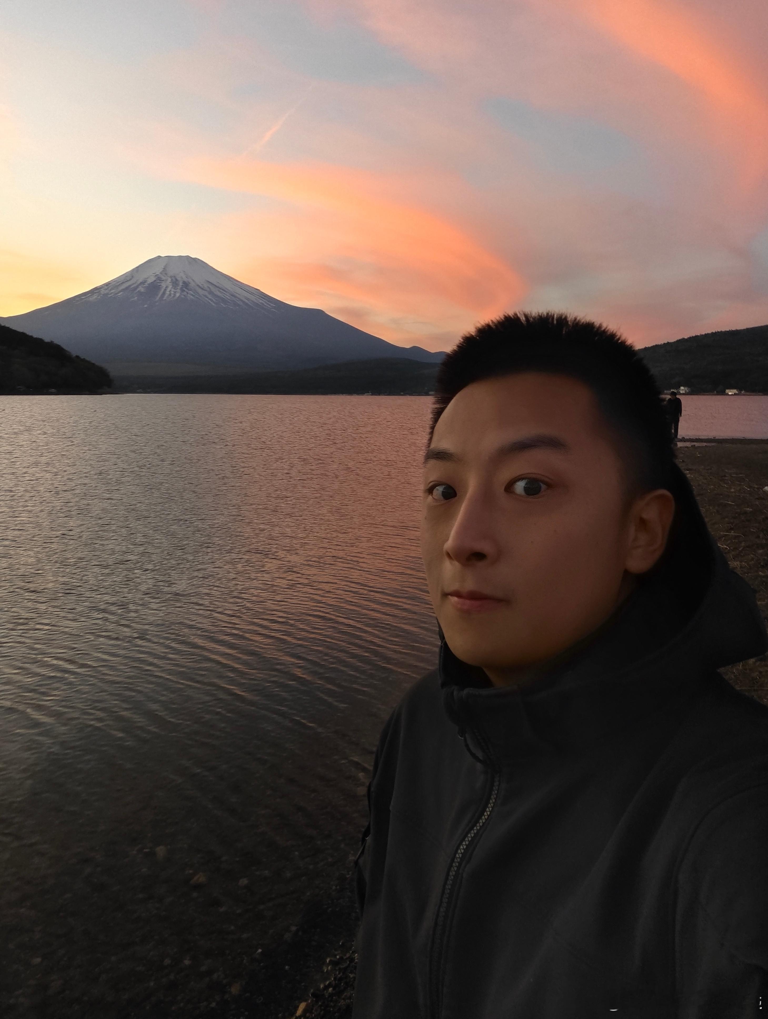赶在日落时间赶到富士山脚下大家都开着自己的爱车来拍照打卡氛围太好了! 日本·富士