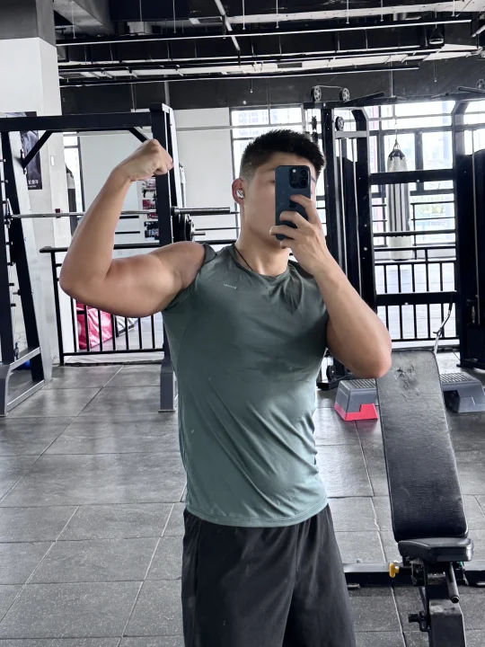 “啊～我那火一般 炽热的二头肌”💪