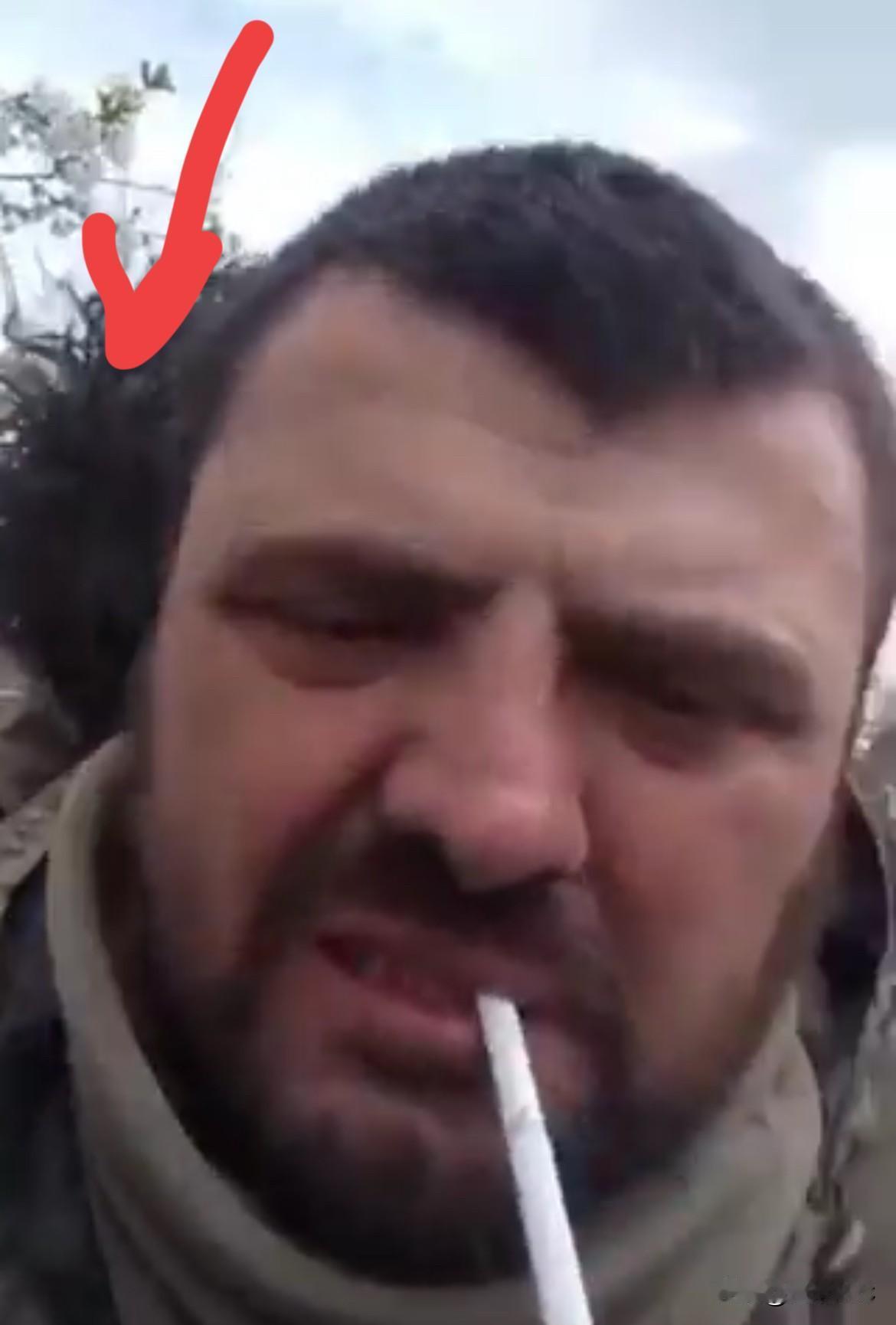 在俄乌战场上，一位俄罗斯士兵背着他已经死去的战友，因为他想让战友回家，不想让他死