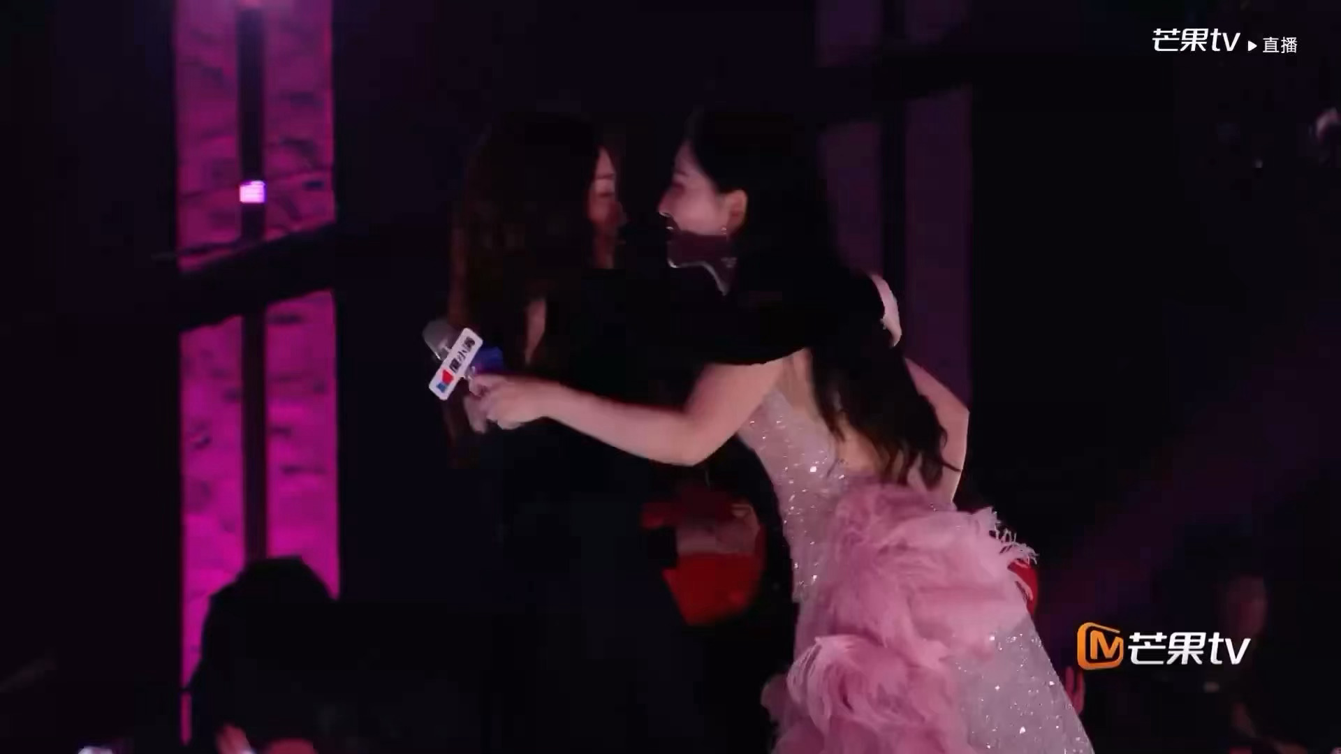 谢娜李小冉你们又亲上了！就这么肆无忌惮旁若无人的，这可是直播！谢娜李小冉又又又亲