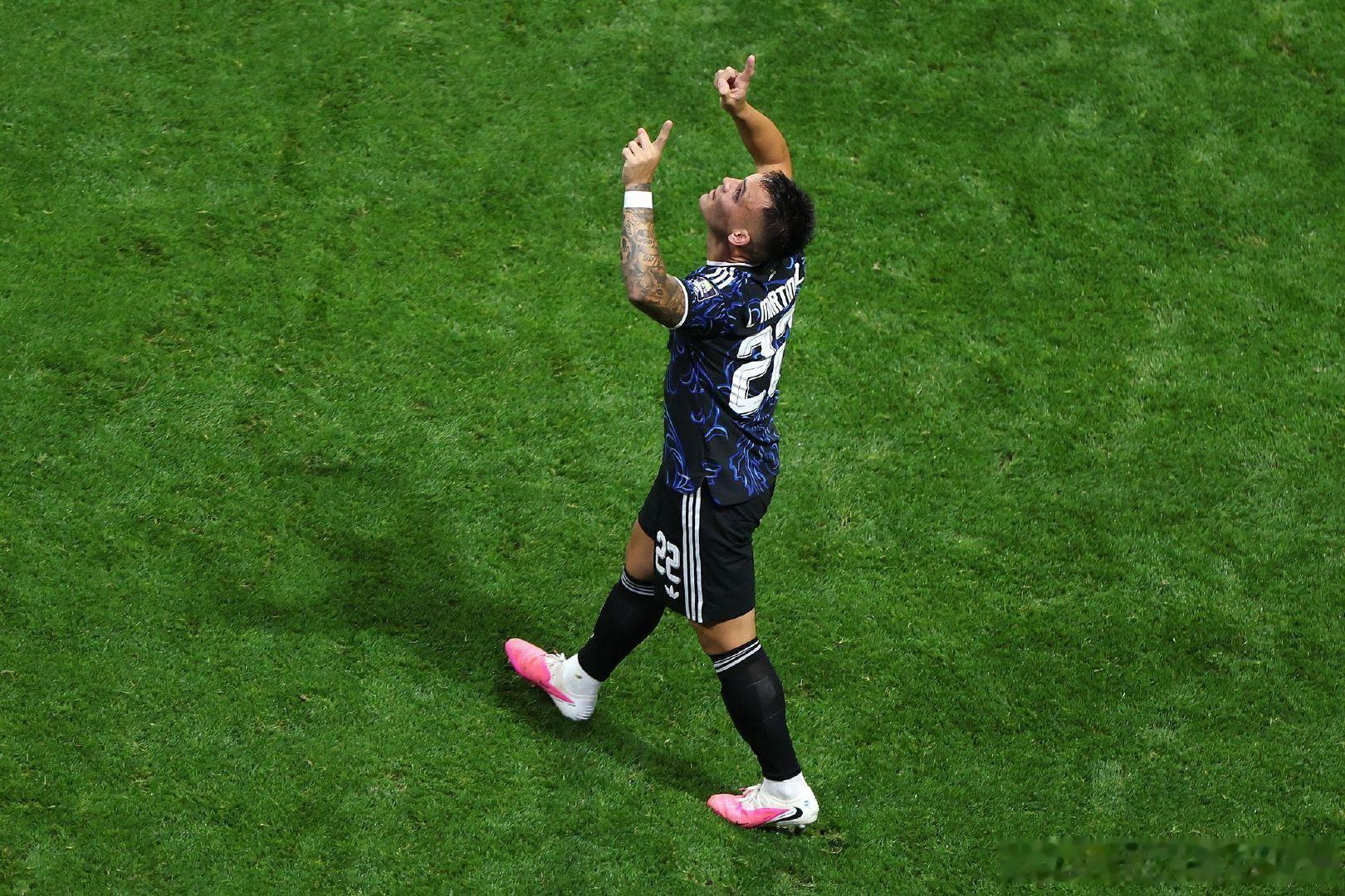 太燃了！2-1史诗逆转！恩佐一脚世界波救主，劳塔罗补时头球绝杀，阿根廷从绝境里硬