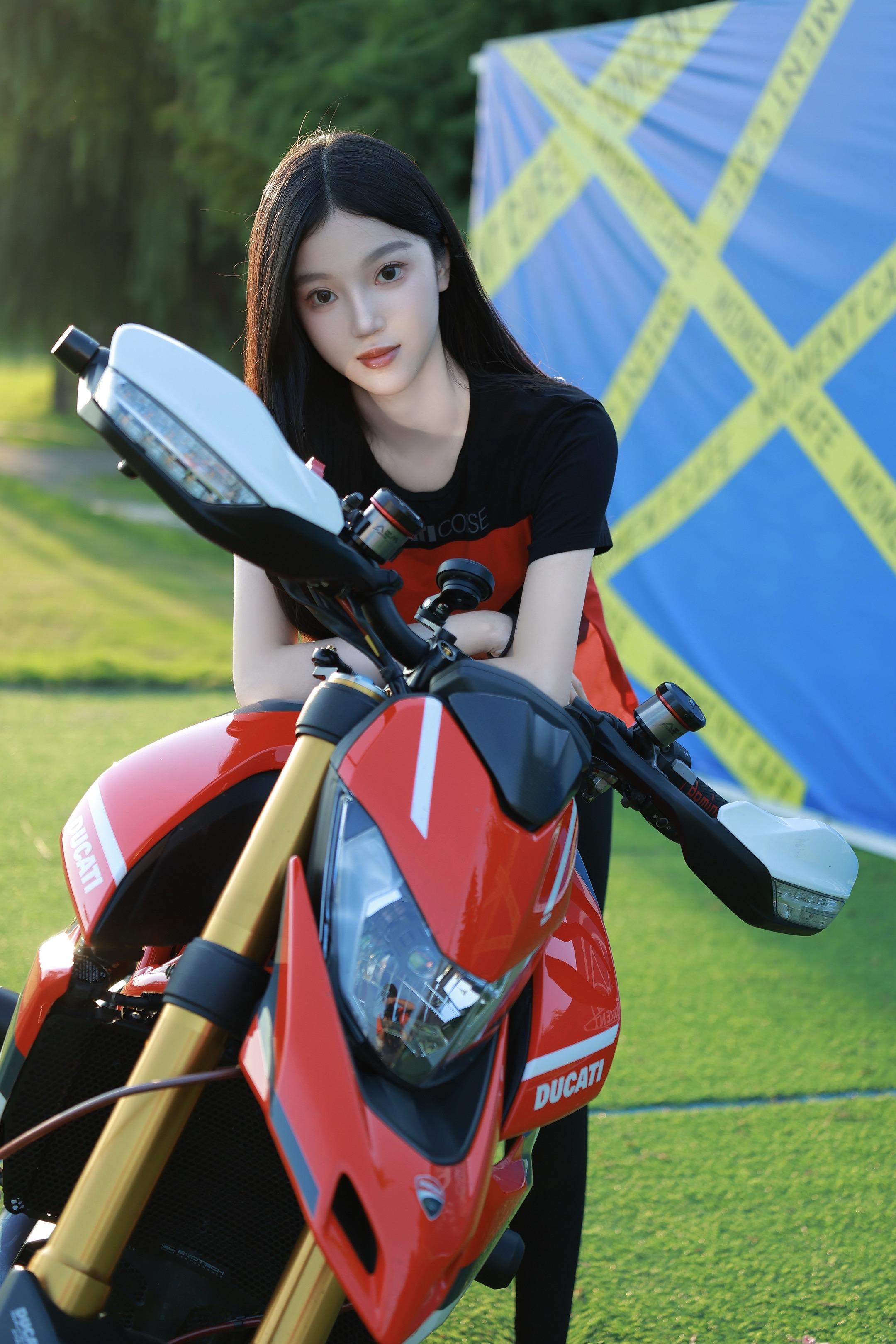 虽然我人硬硬的 但我车软绵绵的