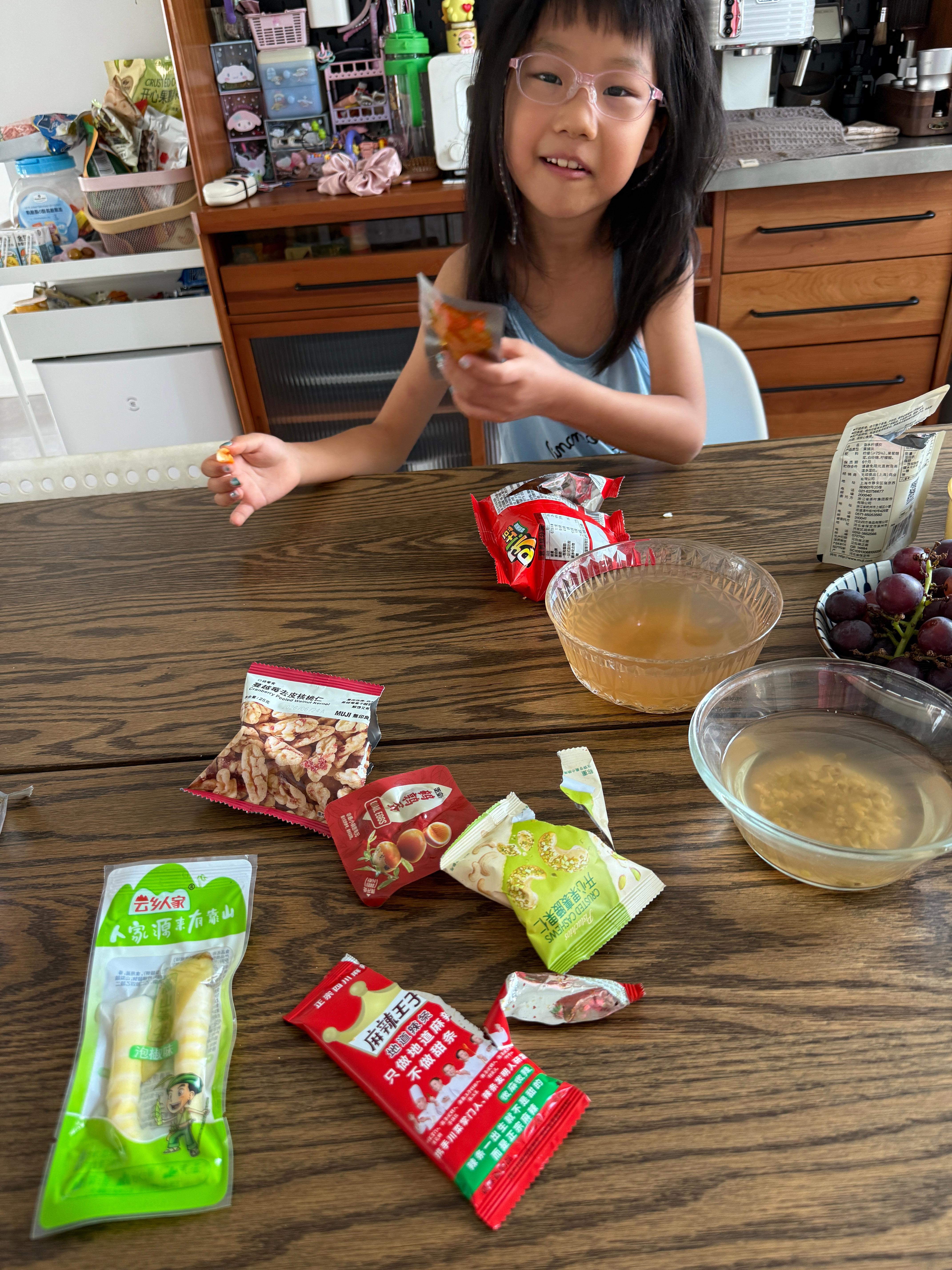 下午两点多让她休息了一个多小时，不到五点她被尿憋醒去厕所，正好我不用喊她起床了，