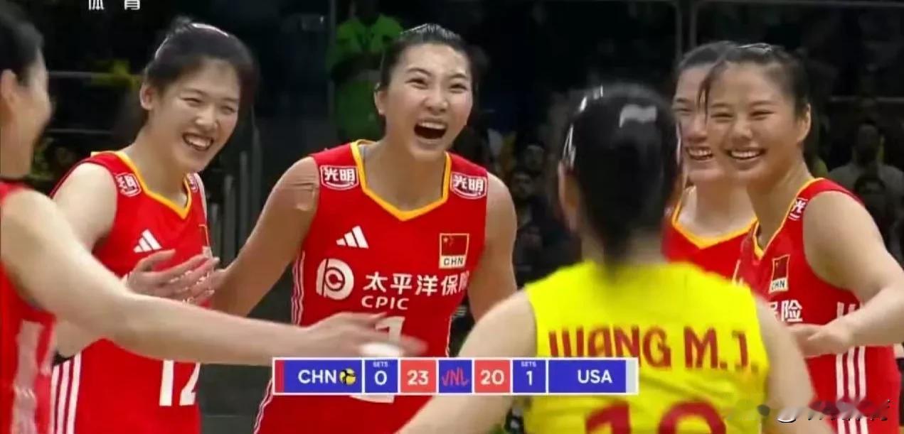 中国女排25：23扳回一局
第二局中国队依靠李盈莹的关键进攻扳回一局。王云蕗首发
