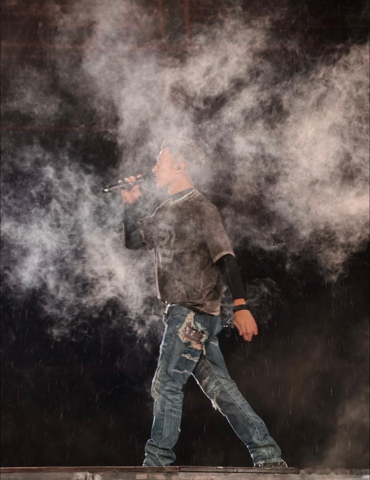 谢霆锋浇头梦回千禧年 谢霆锋现场浇头太绝了，随性又霸气，这么多年依旧保持着少年锐