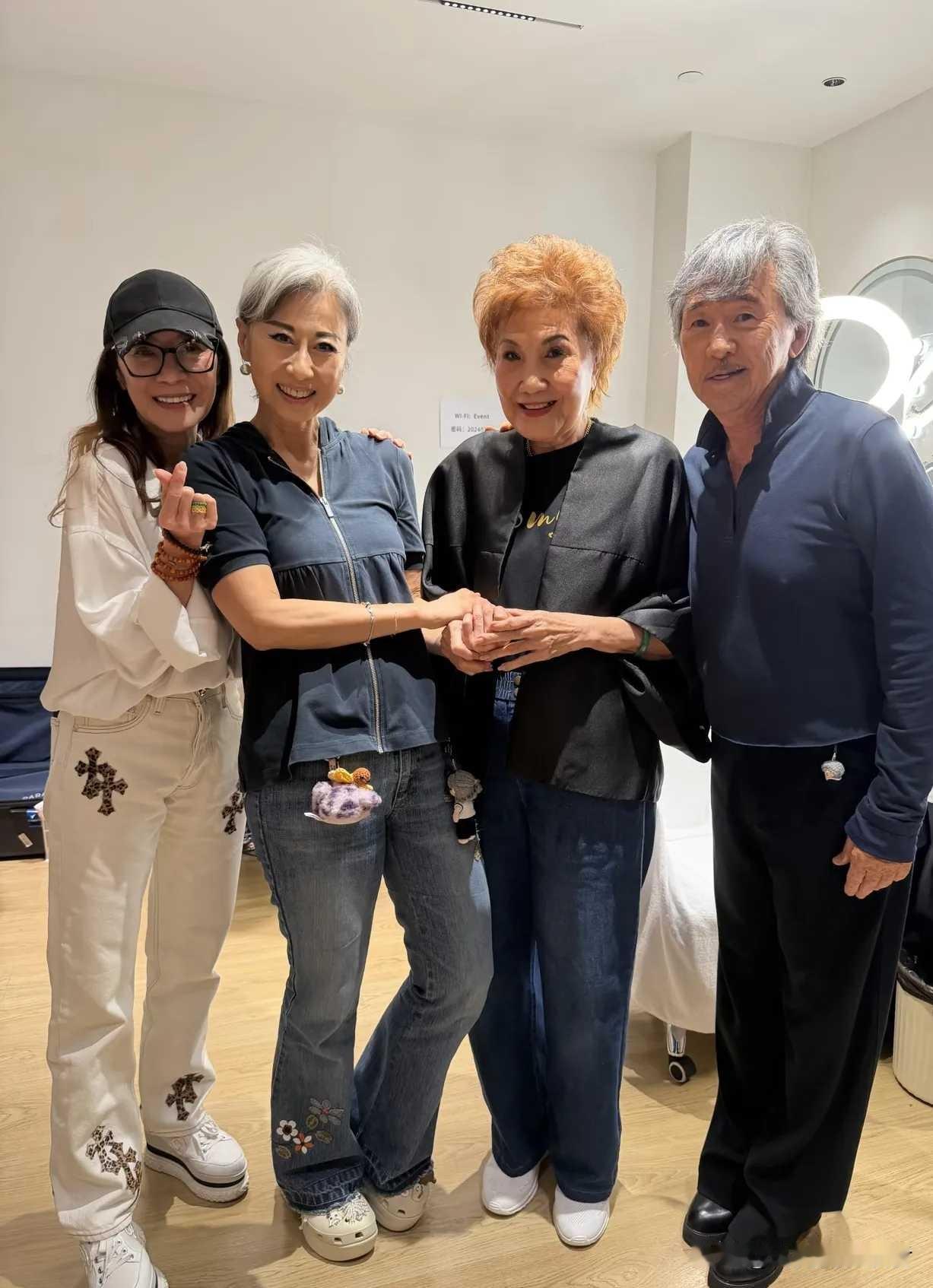 64岁杨紫琼真的太年轻了，杨紫琼和83岁妈妈谭慧珍在上海，和林子祥，叶倩文聚会，