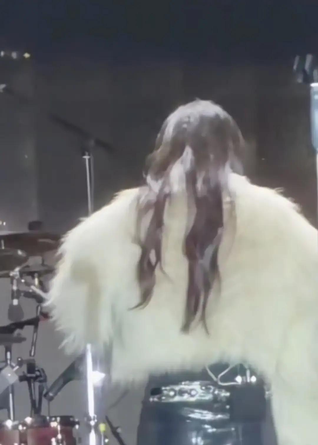 于文文昨晚在安顺演出突然晕倒，粉丝拍的图里她侧腰全露，脸色煞白。

早上醒来刷到